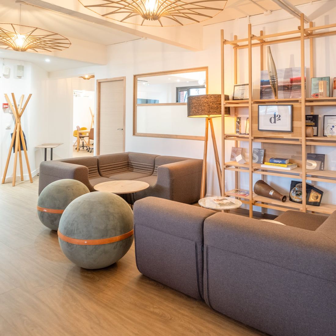 Modular furniture lounge meeting area in office