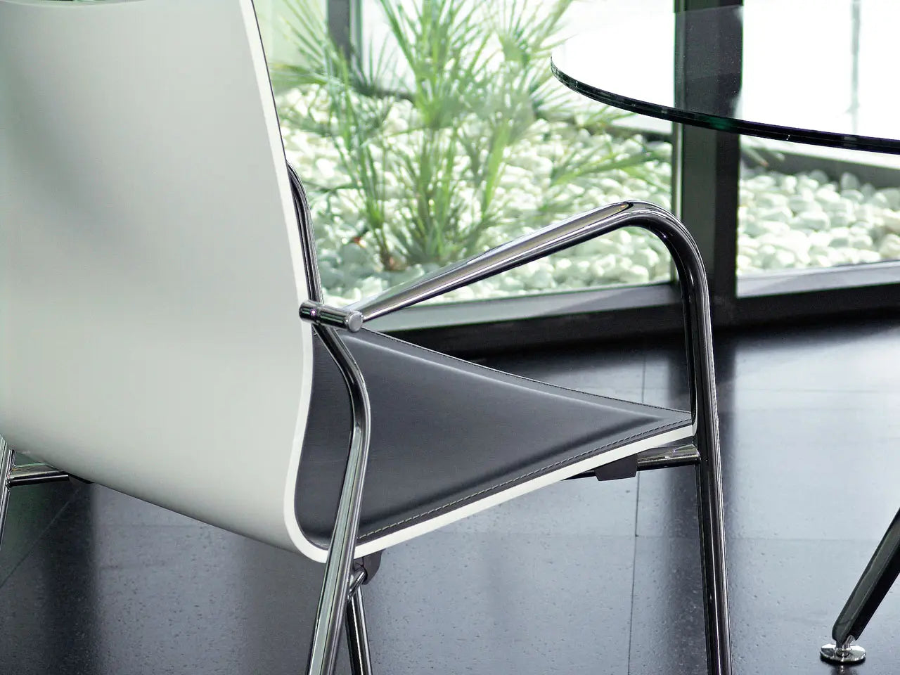 Ikara 4 Legs Leather with Armrest