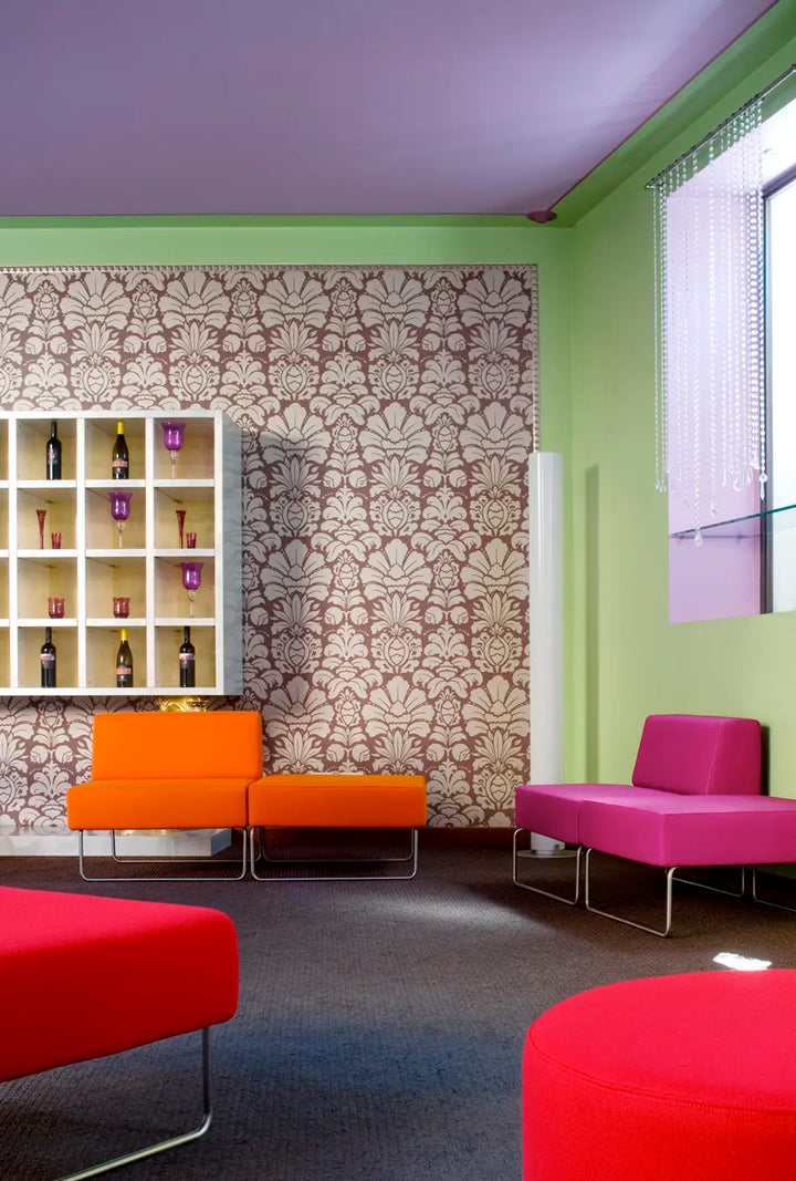 Host Lounge 791