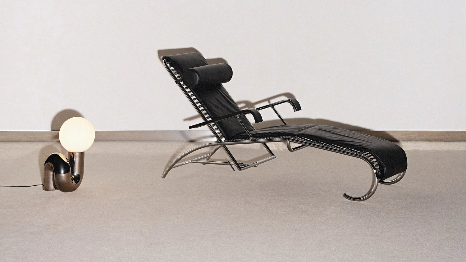 Sandows Daybed N°114 with Wooden Armrests & Accessories